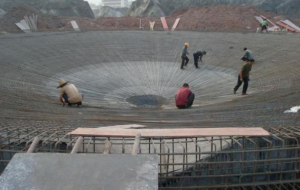 大型鋼板倉廠家施工現(xiàn)場(chǎng)